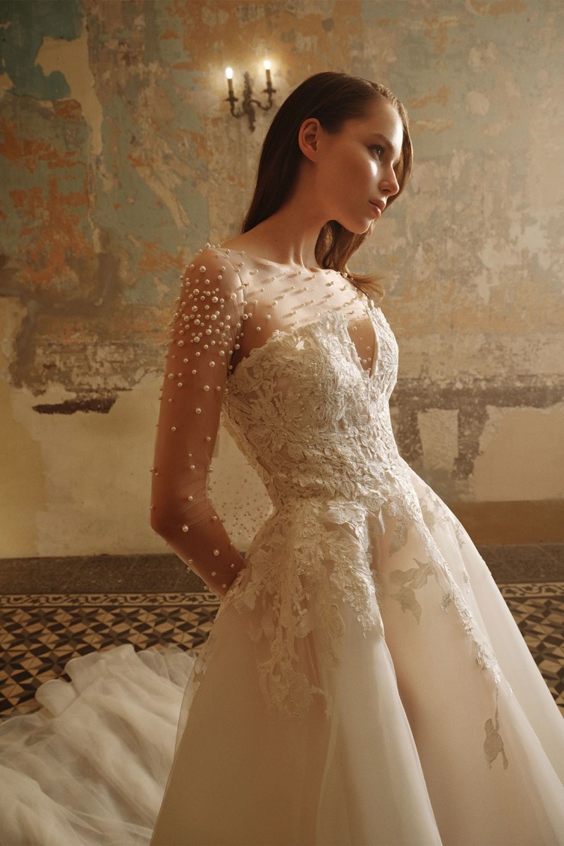 ORGANZA WEDDING DRESS WITH PEARL EMBROIDERED LACE APPLIQUE