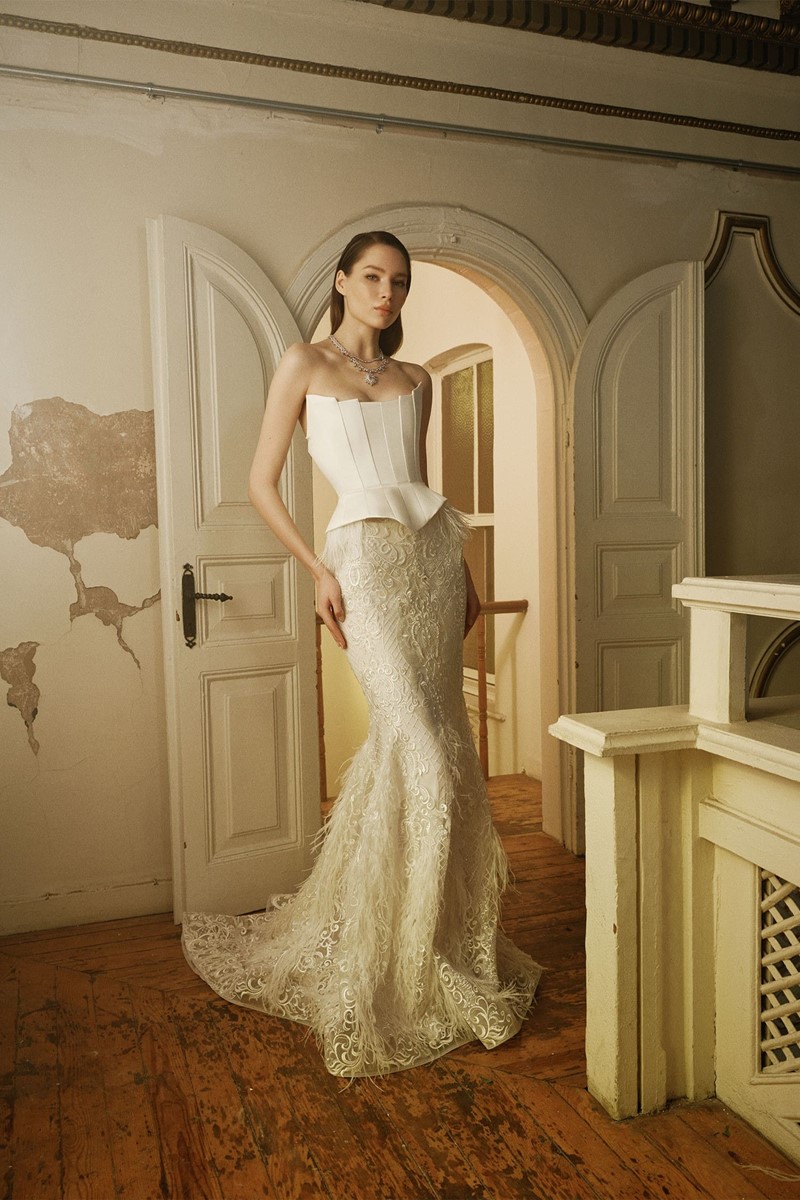 SATIN GEPIER LACE AND FEATHER DETAILED FISH-CUT SKIRT WEDDING DRESS